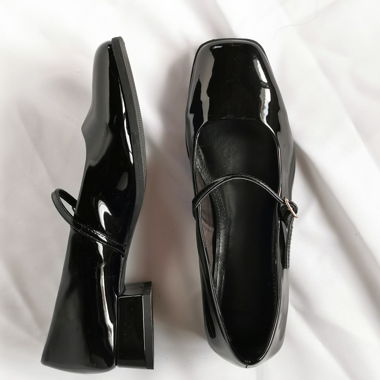 Schwarze Lack Mary Janes