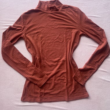Roter Rollkragen-Longsleeve 