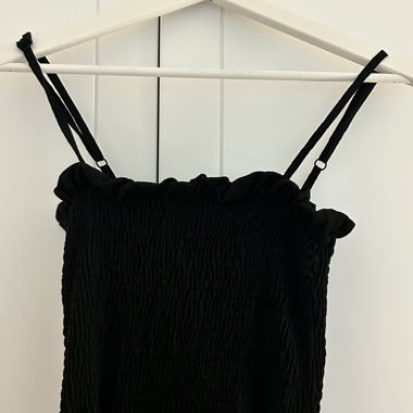 Robe noire à bretelles spaghetti