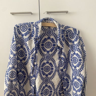 weiss-blaues Hemd mit Stickereien