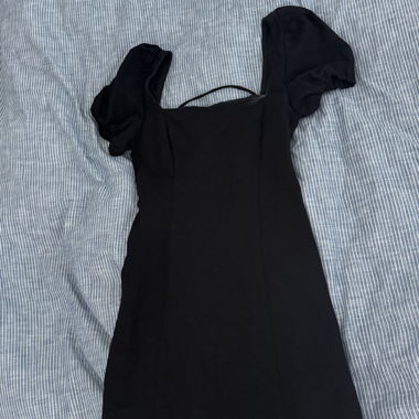 Schwarzes Kleid mit Puffaermeln