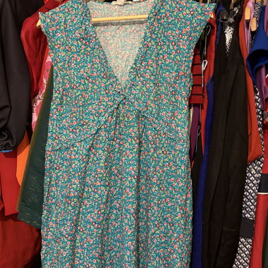 Türkises Blumenkleid mit V-Ausschnitt