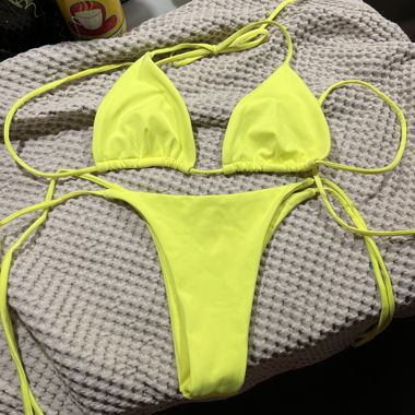 Bikini giallo neon