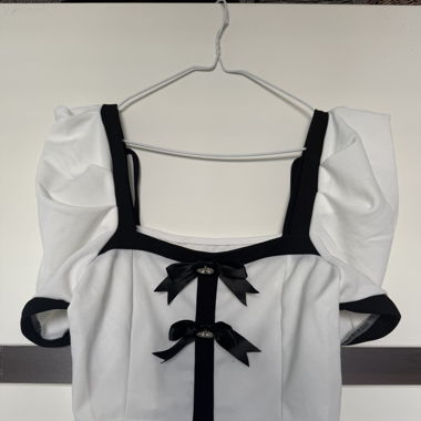ELEGANTES CROP TOP MIT SCHLEIFEN