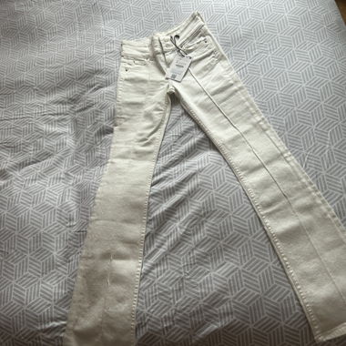 Jeans bootcut bianchi Bershka 