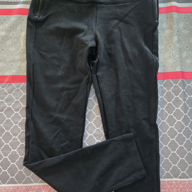Schwarze Hose mit Reissverschluss