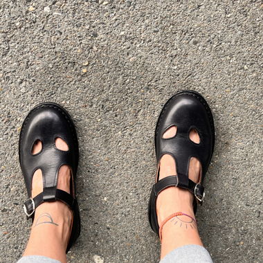 Italian Leather T-Strap Sandalen