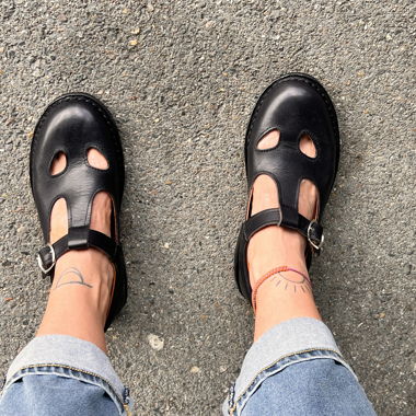 Italienische Ledersandalen mit T-Riemen Cuoio