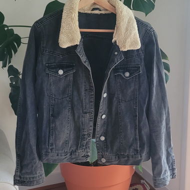 Dunkelgraue Jeansjacke mit 'teddy Kragen'