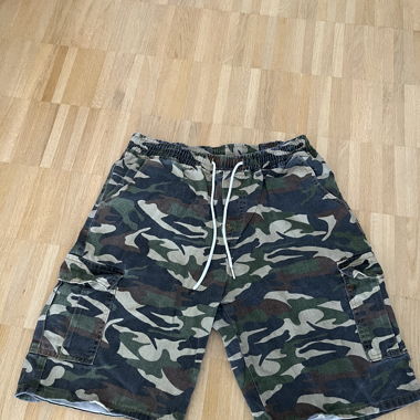 Grüne Camouflage-Cargo-Shorts