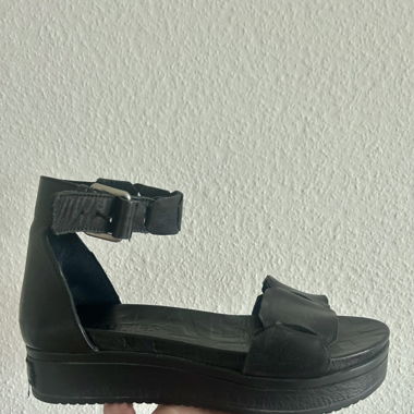 super comfortable & cute summer shoe