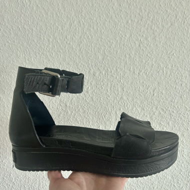 super comfortable & cute summer shoe