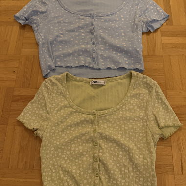 Set di 2 top corti a fiori, blu e verde