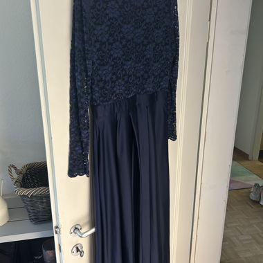 Abito da sera blu navy con pizzo e maniche lunghe