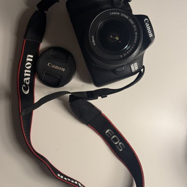 Canon EOS 1300D con obiettivo