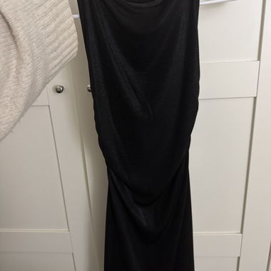 Robe noire à bretelles