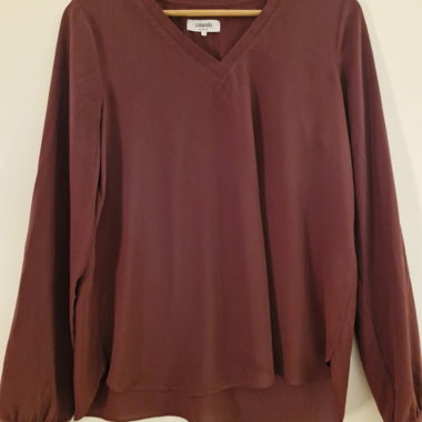 Dunkelrote Bluse