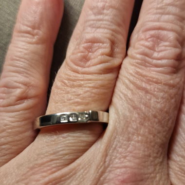 Anello argentato con piccole pietre taglia 52