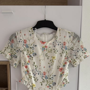weisses Sommerkleid mit Blüten