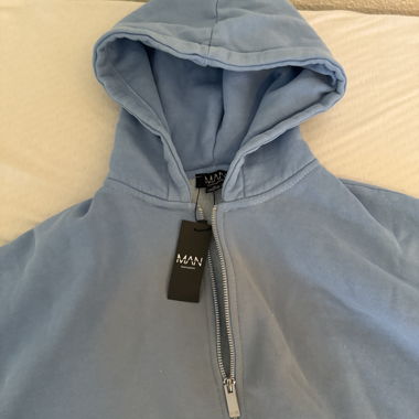 Veste à capuche bleue zippée