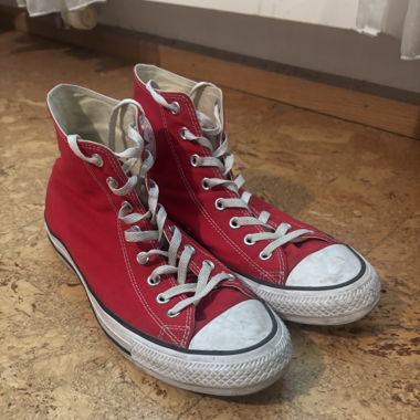 Rote Converse