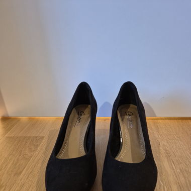 Schwarze Pumps, Carina