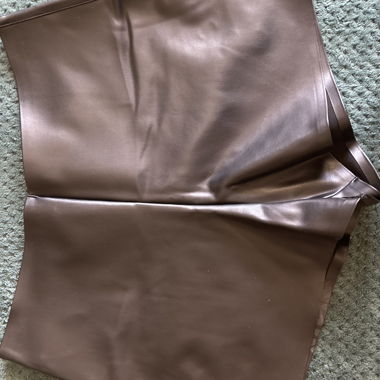 Short aus schwarzem Kunstleder