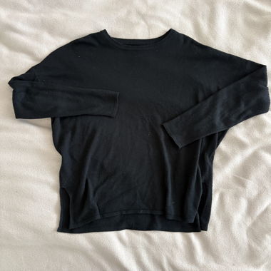Schwarzer Pullover mit langen Ärmeln