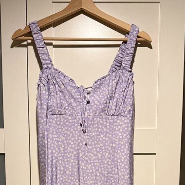 Violettes Kleid mit Blümchen