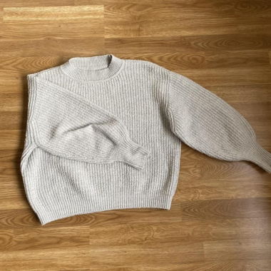 Hellgrauer Strickpullover