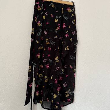 Jupe portefeuille fleurie noire