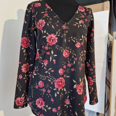 Top à fleurs noir à encolure en V taille M
