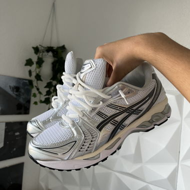 ASICS Kayano grises neuves