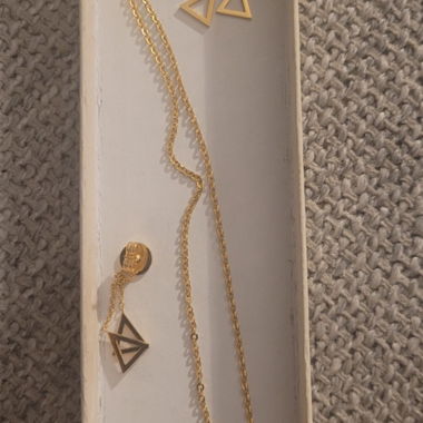 Set di gioielli con triangoli color oro