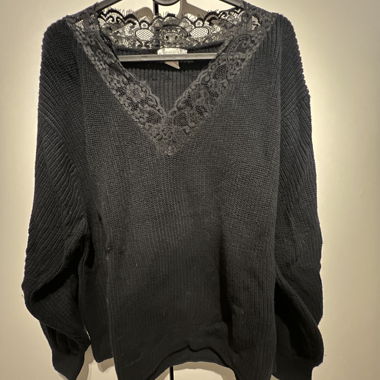 Schwarzer Feinstrickpullover mit Spitze