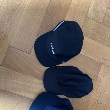 3 décathlon caps 