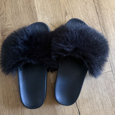 Flauschige schwarze Hausschuhe