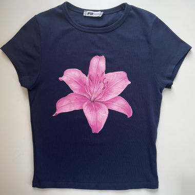 T-shirt con un fiore