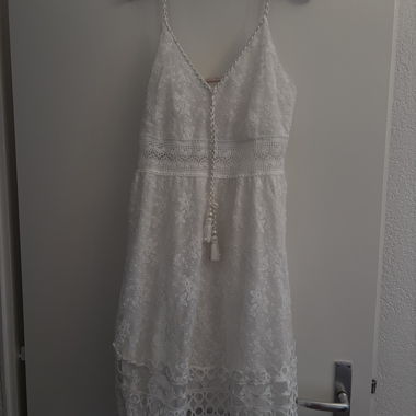Weisses Spitzenkleid