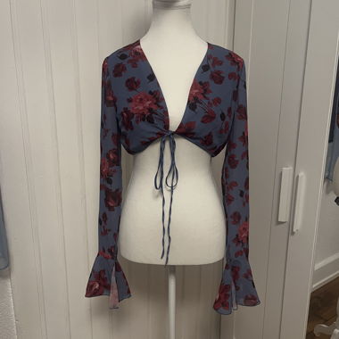 Crop top blue floral from Oh Polly