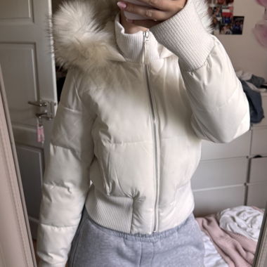 Weisse Daunenjacke mit Kapuze