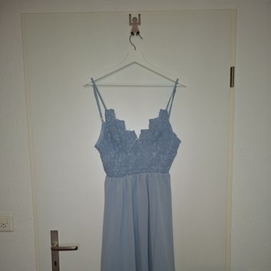 Hellblaues Sommerkleid mit Spitzentop