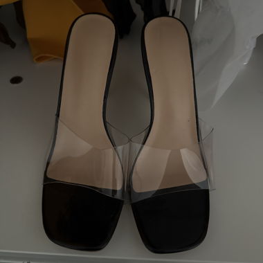Schwarze transparente Mules