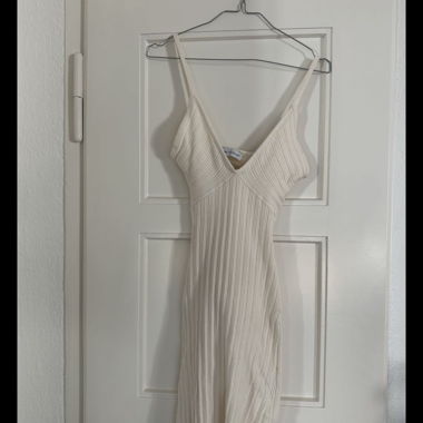 Vestito estivo in maglia coste con cut-out crema S Bershka