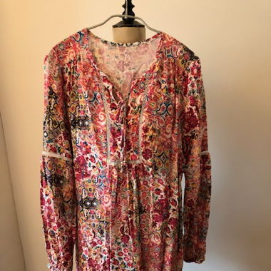 Buntes Boho-Kleid mit Ethno-Muster
