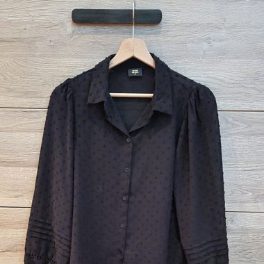 Schwarze Bluse mit Pufferärmeln