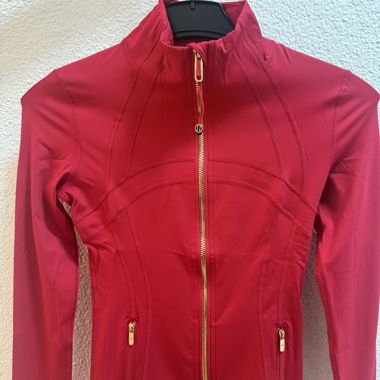 LULULEMON JACKE ROT MIT GOLDIGEM ZIPPER
