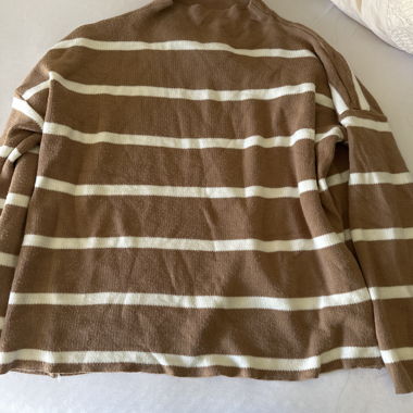 Maglione a righe marrone e bianco