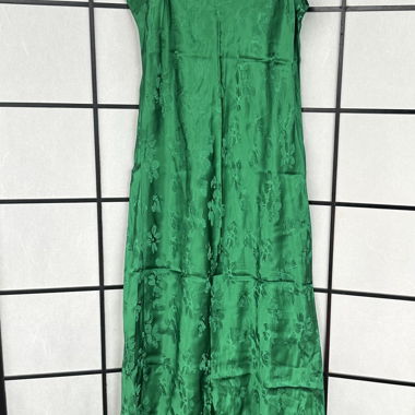 Robe style satin vert d’Essentiel Antwerp
