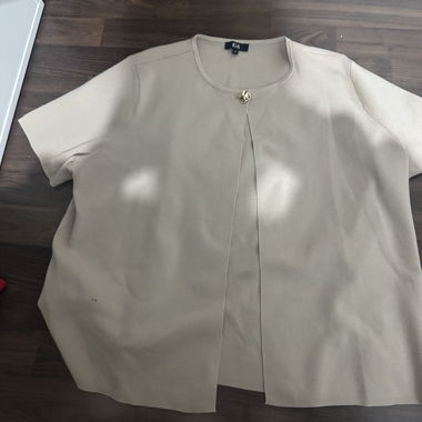 Veste pour femmes beige avec broche